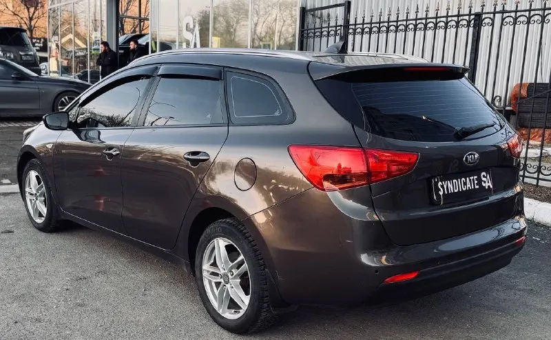 Продаю kia ceed 2017 универсал

Автомобиль в прекрасном состоянии!
Мотор: 1.6
Коробка: автомат
Пробег: 160.000 км

✅Кузов:
Без сколов и дефектов — выглядит достойно.

✅Техническая часть:
Автомобиль полностью исправен.
• Двигатель работает ровно, не дымит, не троит, не кипит, посторонних шумов нет
• Коробка передач переключается плавно, без пинков и задержек
• Никаких вложений не требуется

✅Салон:
Чистый и ухоженный, без потертостей и разрывов. За машиной следили.

Электрика:
Работает абсолютно всё: кондиционер, подогревы, каждая кнопка без исключений.

✅Комплектация и допы:
• 2 Ключа
• Автозапуск
• Диодная оптика (установлены диоды в два этажа)
• Фары в бронеплёнке

✅Автомобиль надёжный, неприхотливый и комфортный, отлично подойдёт как для города, так и для поездок.
Кому нужна автотека, скину по запросу!

📌 Готов к любым проверкам за ваш счёт
📞 Остались вопросы — звоните, с удовольствием отвечу.

☎️ +79064307686

📍До
📞 🇷🇺 Звоните: +7(906)4307686 - фотография - 5