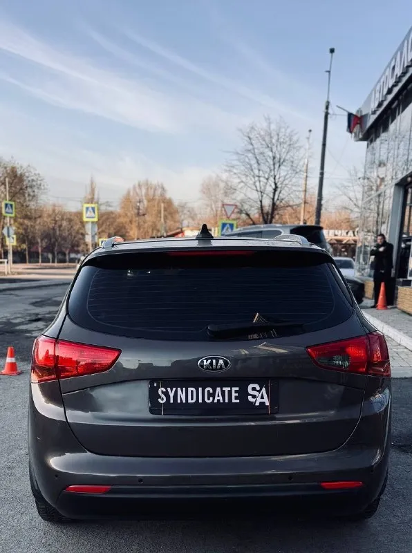 Продаю kia ceed 2017 универсал

Автомобиль в прекрасном состоянии!
Мотор: 1.6
Коробка: автомат
Пробег: 160.000 км

✅Кузов:
Без сколов и дефектов — выглядит достойно.

✅Техническая часть:
Автомобиль полностью исправен.
• Двигатель работает ровно, не дымит, не троит, не кипит, посторонних шумов нет
• Коробка передач переключается плавно, без пинков и задержек
• Никаких вложений не требуется

✅Салон:
Чистый и ухоженный, без потертостей и разрывов. За машиной следили.

Электрика:
Работает абсолютно всё: кондиционер, подогревы, каждая кнопка без исключений.

✅Комплектация и допы:
• 2 Ключа
• Автозапуск
• Диодная оптика (установлены диоды в два этажа)
• Фары в бронеплёнке

✅Автомобиль надёжный, неприхотливый и комфортный, отлично подойдёт как для города, так и для поездок.
Кому нужна автотека, скину по запросу!

📌 Готов к любым проверкам за ваш счёт
📞 Остались вопросы — звоните, с удовольствием отвечу.

☎️ +79064307686

📍До
📞 🇷🇺 Звоните: +7(906)4307686 - фотография - 6