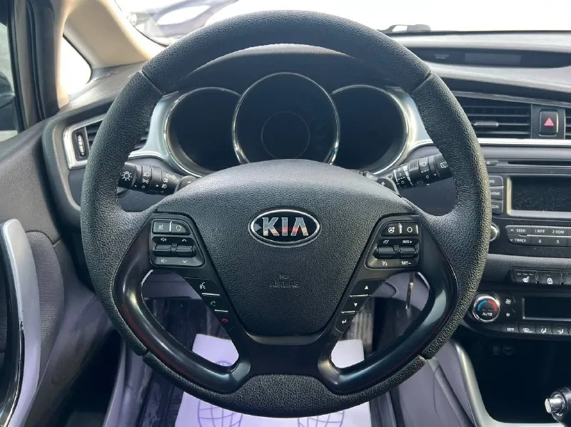 Продаю kia ceed 2017 универсал

Автомобиль в прекрасном состоянии!
Мотор: 1.6
Коробка: автомат
Пробег: 160.000 км

✅Кузов:
Без сколов и дефектов — выглядит достойно.

✅Техническая часть:
Автомобиль полностью исправен.
• Двигатель работает ровно, не дымит, не троит, не кипит, посторонних шумов нет
• Коробка передач переключается плавно, без пинков и задержек
• Никаких вложений не требуется

✅Салон:
Чистый и ухоженный, без потертостей и разрывов. За машиной следили.

Электрика:
Работает абсолютно всё: кондиционер, подогревы, каждая кнопка без исключений.

✅Комплектация и допы:
• 2 Ключа
• Автозапуск
• Диодная оптика (установлены диоды в два этажа)
• Фары в бронеплёнке

✅Автомобиль надёжный, неприхотливый и комфортный, отлично подойдёт как для города, так и для поездок.
Кому нужна автотека, скину по запросу!

📌 Готов к любым проверкам за ваш счёт
📞 Остались вопросы — звоните, с удовольствием отвечу.

☎️ +79064307686

📍До
📞 🇷🇺 Звоните: +7(906)4307686 - фотография - 9