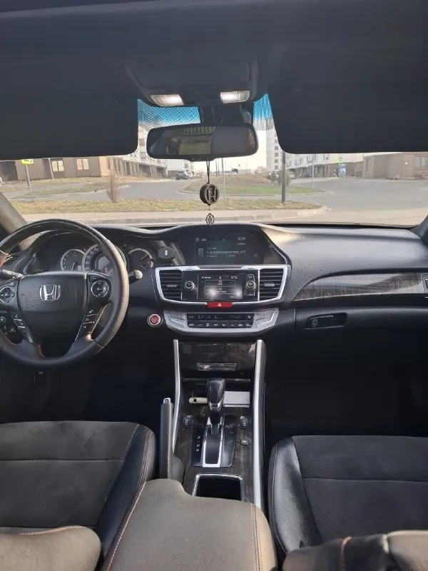Продам хонду аккорд 9 2013г. пробег 194 000 3.5 ат(281л. с) бензин+газ. салон комбинирванный (анкальтаро), руль кожа. полная комплектация. машина в отличном состоянии. климат-контроль многозонный. усилитель руля электрический. машина обслужена полностью. помощь при вождении: система контроля слепых зон. камера заднего вида круиз- контроль бортовой компьютер датчик света и дождя. память настроек: передних сидений. электропривод: передних и задних сидений, зеркал, рулевой колонки, складывания зеркал. активная безопасность: антиблокировка тормозов, антипробуксовка. курсовая устойчивость. цена 2 500 000р. мариуполь +79497173806 - фотография - 3