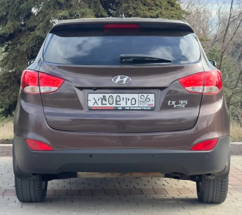 Тел. +79496447941 продам hyundai ix35 2014г. в идеальном состоянии! по автомобилю делать не чего не надо!! готов ехать на любые проверки за ваш счёт! стёкла все заводские включая лобовое! птс оригинал два владелец по птс! переоформление в мрэо комплектация двигатель 2.0 бензин пробег 187т abs esp airbag круиз контроль бортовой компьютер кожаный салон камера заднего хода помощь при спуске подогрев сидений подогрев зеркал parktronic электро слаживания зеркал двухзонный климат контроль 4 стеклоподъемника 2 ключа хорошая резина цена 1.280.000т. р очень срочно торг возможно продажа в кредит 📲 tg: @artur_dadunia 📞 звоните: +7(949)6447941 - фотография - 5