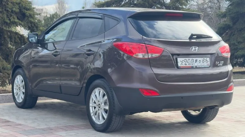 Тел. +79496447941 продам hyundai ix35 2014г. в идеальном состоянии! по автомобилю делать не чего не надо!! готов ехать на любые проверки за ваш счёт! стёкла все заводские включая лобовое! птс оригинал два владелец по птс! переоформление в мрэо комплектация двигатель 2.0 бензин пробег 187т abs esp airbag круиз контроль бортовой компьютер кожаный салон камера заднего хода помощь при спуске подогрев сидений подогрев зеркал parktronic электро слаживания зеркал двухзонный климат контроль 4 стеклоподъемника 2 ключа хорошая резина цена 1.280.000т. р очень срочно торг возможно продажа в кредит 📲 tg: @artur_dadunia 📞 звоните: +7(949)6447941 - фотография - 6