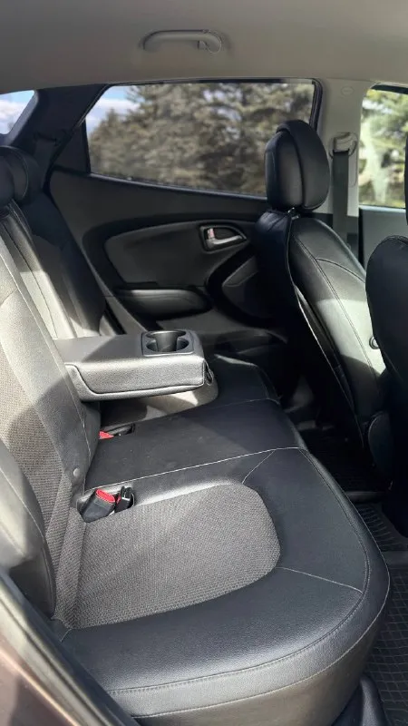 Тел. +79496447941 продам hyundai ix35 2014г. в идеальном состоянии! по автомобилю делать не чего не надо!! готов ехать на любые проверки за ваш счёт! стёкла все заводские включая лобовое! птс оригинал два владелец по птс! переоформление в мрэо комплектация двигатель 2.0 бензин пробег 187т abs esp airbag круиз контроль бортовой компьютер кожаный салон камера заднего хода помощь при спуске подогрев сидений подогрев зеркал parktronic электро слаживания зеркал двухзонный климат контроль 4 стеклоподъемника 2 ключа хорошая резина цена 1.280.000т. р очень срочно торг возможно продажа в кредит 📲 tg: @artur_dadunia 📞 звоните: +7(949)6447941 - фотография - 7