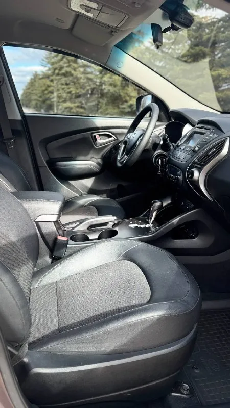 Тел. +79496447941 продам hyundai ix35 2014г. в идеальном состоянии! по автомобилю делать не чего не надо!! готов ехать на любые проверки за ваш счёт! стёкла все заводские включая лобовое! птс оригинал два владелец по птс! переоформление в мрэо комплектация двигатель 2.0 бензин пробег 187т abs esp airbag круиз контроль бортовой компьютер кожаный салон камера заднего хода помощь при спуске подогрев сидений подогрев зеркал parktronic электро слаживания зеркал двухзонный климат контроль 4 стеклоподъемника 2 ключа хорошая резина цена 1.280.000т. р очень срочно торг возможно продажа в кредит 📲 tg: @artur_dadunia 📞 звоните: +7(949)6447941 - фотография - 8