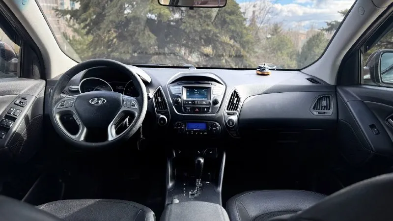 Тел. +79496447941 продам hyundai ix35 2014г. в идеальном состоянии! по автомобилю делать не чего не надо!! готов ехать на любые проверки за ваш счёт! стёкла все заводские включая лобовое! птс оригинал два владелец по птс! переоформление в мрэо комплектация двигатель 2.0 бензин пробег 187т abs esp airbag круиз контроль бортовой компьютер кожаный салон камера заднего хода помощь при спуске подогрев сидений подогрев зеркал parktronic электро слаживания зеркал двухзонный климат контроль 4 стеклоподъемника 2 ключа хорошая резина цена 1.280.000т. р очень срочно торг возможно продажа в кредит 📲 tg: @artur_dadunia 📞 звоните: +7(949)6447941 - фотография - 9