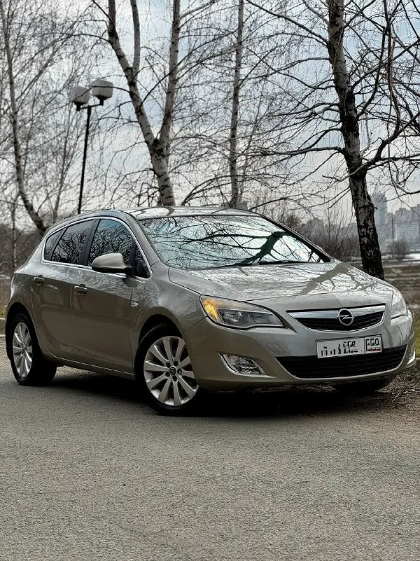 Opel astra j cosmo 1.6 at 2012 г. в авто в идеальном состоянии подтвержденный пробег 136 тыс. км салон как у нового авто!!! идеальная по надежности связка мотора и акпп!!! максимальная комплектация cosmo подогревы сидений/руля/зеркал/форсунок омывателя, заднего и лобового остекления двухзонный климат-контроль хорошая штатная музыка aux/bt серво/мульти руль круиз-контроль /лимитер задний парктроник помошник подъема в гору комбинированный салон кожа/ткань штатная амбиентная подсветка два ключа по авто сделано очень большое то, машина готова к долгой эксплуатации без вложений цена 785 т. рублей торг у капота звоните +79495082418 +79493811593 - фотография - 3