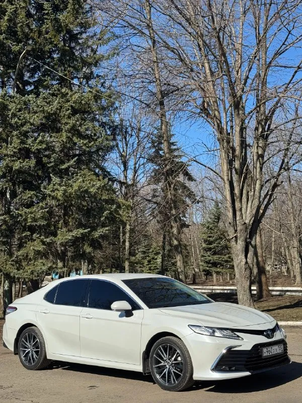 Toyota camry 75 (европа) год выпуска:2022 пробег:27.000 двигатель:2.5л(200л. с.) куплена у официального диллера. состояние нового автомобиля. капот, бампер, фары, крылья, пороги и зоны риска затянуты в дорогую бронепленку. два комплекта резины. хорошая комплектация, климат-контроль, аудио, навигация, кожа, airbags, abs, esp, светодиодные фары, центральный замок, электропривод сидений, электропривод зеркал, адаптивный круиз-контроль, датчик дождя, обогрев лобового стекла, обогрев всех сидений, парктроник, омыватель фар, удержание в полосах. автомобиль без вложений! документы в порядке, оформление в мрэо, возможна продажа в кредит. цена : 3.850.000 (торг, возможна продажа в кредит) +79493963707 (telegram) +79495834901 (telegram) 📞 🇷🇺 звоните: +79493963707 - фотография - 2