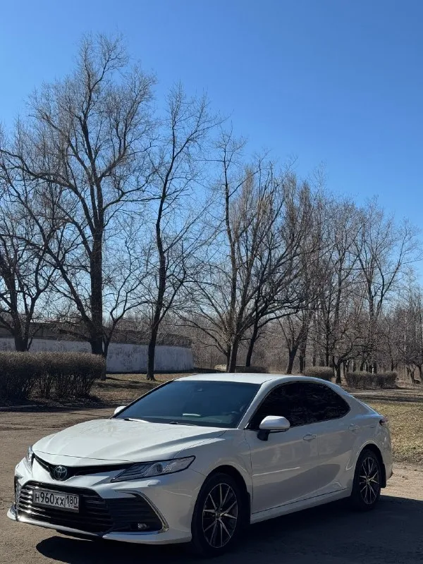 Toyota camry 75 (европа) год выпуска:2022 пробег:27.000 двигатель:2.5л(200л. с.) куплена у официального диллера. состояние нового автомобиля. капот, бампер, фары, крылья, пороги и зоны риска затянуты в дорогую бронепленку. два комплекта резины. хорошая комплектация, климат-контроль, аудио, навигация, кожа, airbags, abs, esp, светодиодные фары, центральный замок, электропривод сидений, электропривод зеркал, адаптивный круиз-контроль, датчик дождя, обогрев лобового стекла, обогрев всех сидений, парктроник, омыватель фар, удержание в полосах. автомобиль без вложений! документы в порядке, оформление в мрэо, возможна продажа в кредит. цена : 3.850.000 (торг, возможна продажа в кредит) +79493963707 (telegram) +79495834901 (telegram) 📞 🇷🇺 звоните: +79493963707 - фотография - 3