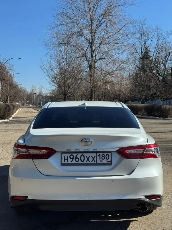 Toyota camry 75 (европа) год выпуска:2022 пробег:27.000 двигатель:2.5л(200л. с.) куплена у официального диллера. состояние нового автомобиля. капот, бампер, фары, крылья, пороги и зоны риска затянуты в дорогую бронепленку. два комплекта резины. хорошая комплектация, климат-контроль, аудио, навигация, кожа, airbags, abs, esp, светодиодные фары, центральный замок, электропривод сидений, электропривод зеркал, адаптивный круиз-контроль, датчик дождя, обогрев лобового стекла, обогрев всех сидений, парктроник, омыватель фар, удержание в полосах. автомобиль без вложений! документы в порядке, оформление в мрэо, возможна продажа в кредит. цена : 3.850.000 (торг, возможна продажа в кредит) +79493963707 (telegram) +79495834901 (telegram) 📞 🇷🇺 звоните: +79493963707 - фотография - 4