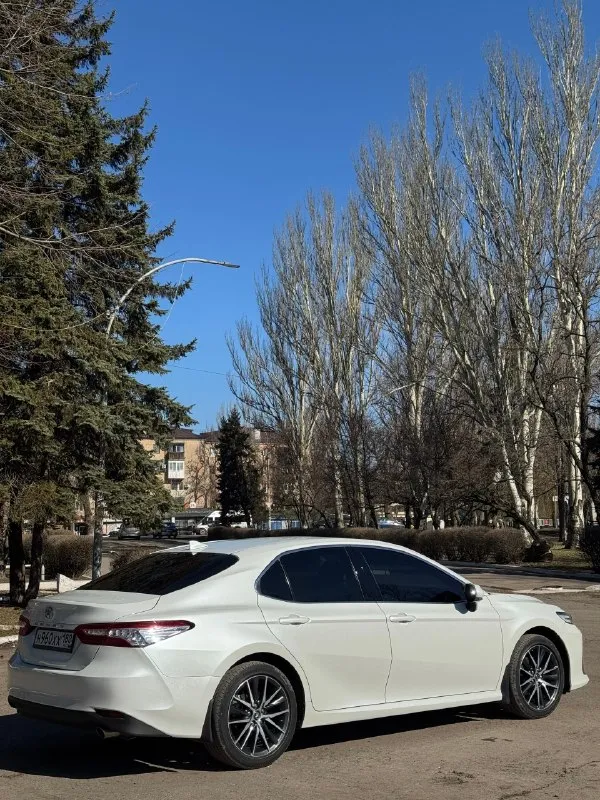 Toyota camry 75 (европа) год выпуска:2022 пробег:27.000 двигатель:2.5л(200л. с.) куплена у официального диллера. состояние нового автомобиля. капот, бампер, фары, крылья, пороги и зоны риска затянуты в дорогую бронепленку. два комплекта резины. хорошая комплектация, климат-контроль, аудио, навигация, кожа, airbags, abs, esp, светодиодные фары, центральный замок, электропривод сидений, электропривод зеркал, адаптивный круиз-контроль, датчик дождя, обогрев лобового стекла, обогрев всех сидений, парктроник, омыватель фар, удержание в полосах. автомобиль без вложений! документы в порядке, оформление в мрэо, возможна продажа в кредит. цена : 3.850.000 (торг, возможна продажа в кредит) +79493963707 (telegram) +79495834901 (telegram) 📞 🇷🇺 звоните: +79493963707 - фотография - 5