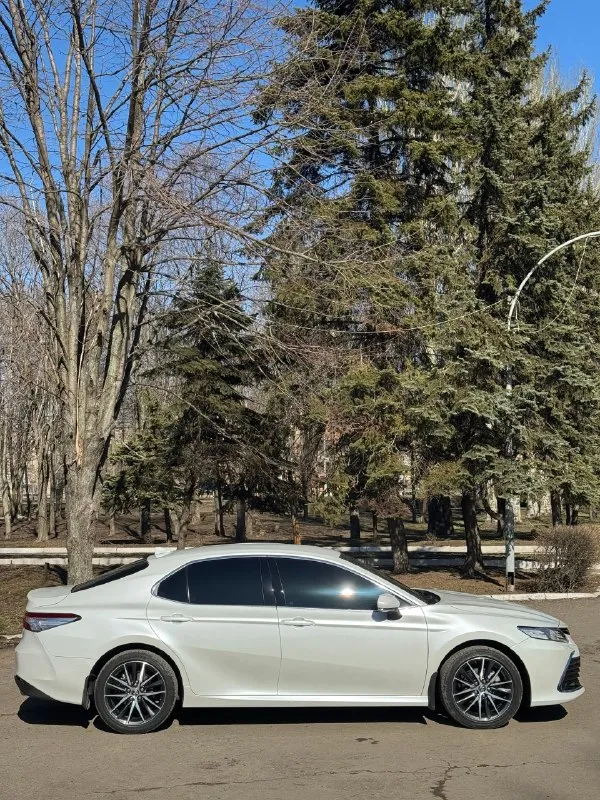 Toyota camry 75 (европа) год выпуска:2022 пробег:27.000 двигатель:2.5л(200л. с.) куплена у официального диллера. состояние нового автомобиля. капот, бампер, фары, крылья, пороги и зоны риска затянуты в дорогую бронепленку. два комплекта резины. хорошая комплектация, климат-контроль, аудио, навигация, кожа, airbags, abs, esp, светодиодные фары, центральный замок, электропривод сидений, электропривод зеркал, адаптивный круиз-контроль, датчик дождя, обогрев лобового стекла, обогрев всех сидений, парктроник, омыватель фар, удержание в полосах. автомобиль без вложений! документы в порядке, оформление в мрэо, возможна продажа в кредит. цена : 3.850.000 (торг, возможна продажа в кредит) +79493963707 (telegram) +79495834901 (telegram) 📞 🇷🇺 звоните: +79493963707 - фотография - 6