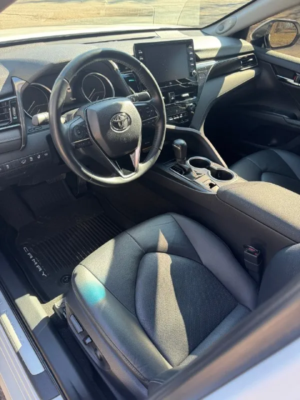 Toyota camry 75 (европа) год выпуска:2022 пробег:27.000 двигатель:2.5л(200л. с.) куплена у официального диллера. состояние нового автомобиля. капот, бампер, фары, крылья, пороги и зоны риска затянуты в дорогую бронепленку. два комплекта резины. хорошая комплектация, климат-контроль, аудио, навигация, кожа, airbags, abs, esp, светодиодные фары, центральный замок, электропривод сидений, электропривод зеркал, адаптивный круиз-контроль, датчик дождя, обогрев лобового стекла, обогрев всех сидений, парктроник, омыватель фар, удержание в полосах. автомобиль без вложений! документы в порядке, оформление в мрэо, возможна продажа в кредит. цена : 3.850.000 (торг, возможна продажа в кредит) +79493963707 (telegram) +79495834901 (telegram) 📞 🇷🇺 звоните: +79493963707 - фотография - 7