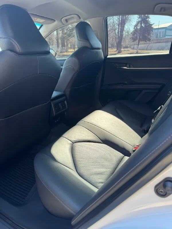 Toyota camry 75 (европа) год выпуска:2022 пробег:27.000 двигатель:2.5л(200л. с.) куплена у официального диллера. состояние нового автомобиля. капот, бампер, фары, крылья, пороги и зоны риска затянуты в дорогую бронепленку. два комплекта резины. хорошая комплектация, климат-контроль, аудио, навигация, кожа, airbags, abs, esp, светодиодные фары, центральный замок, электропривод сидений, электропривод зеркал, адаптивный круиз-контроль, датчик дождя, обогрев лобового стекла, обогрев всех сидений, парктроник, омыватель фар, удержание в полосах. автомобиль без вложений! документы в порядке, оформление в мрэо, возможна продажа в кредит. цена : 3.850.000 (торг, возможна продажа в кредит) +79493963707 (telegram) +79495834901 (telegram) 📞 🇷🇺 звоните: +79493963707 - фотография - 9