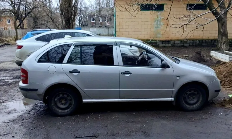 🔺 skoda fabia 🔺 автомобиль 2002 года выпуска. кузов в хорошем состоянии — всё видно на фотографиях, салон опрятный. по технической части все хорошо — заводится хорошо, автомобиль не дымит, двигатель работает ровно, передачи переключаются плавно, едет мягко — одно удовольствие. присутствует два небольших недостатка (некритично треснуто лобовое стекло, немного воет гофра на глушителе), но, я думаю, цена ниже рынка сглаживает все недостатки. машина полностью обслужена и ждёт своего нового владельца! в подарок два комплекта колес (зима новая, штампы || лето новая, титаны) ❗️цена просто подарок: 285.000₽, без торга. осмотр в городе макеевка. за всеми подробностями, дополнительными фото и видео обращаться в лс или по номеру телефона +7(949)9824219 📲 tg: @eho0t 📞 звоните: +7(949)9824219 - фотография - 4