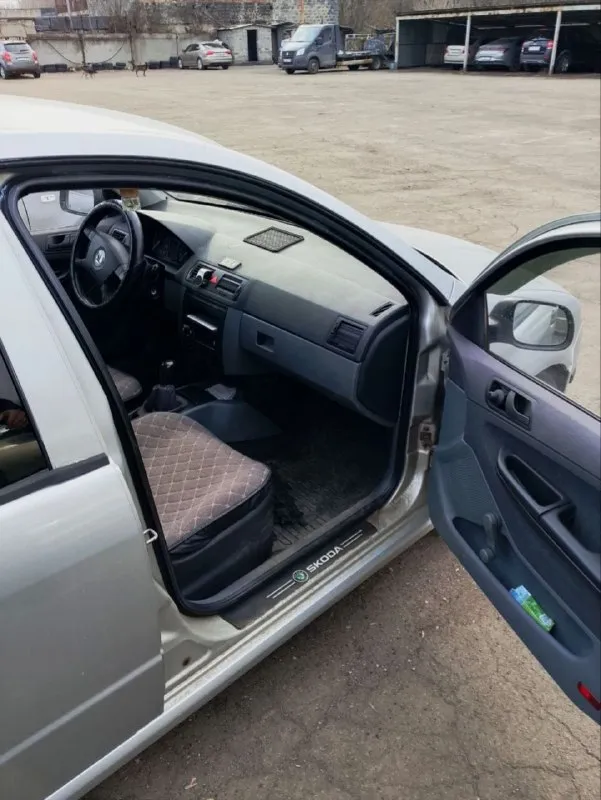 🔺 skoda fabia 🔺 автомобиль 2002 года выпуска. кузов в хорошем состоянии — всё видно на фотографиях, салон опрятный. по технической части все хорошо — заводится хорошо, автомобиль не дымит, двигатель работает ровно, передачи переключаются плавно, едет мягко — одно удовольствие. присутствует два небольших недостатка (некритично треснуто лобовое стекло, немного воет гофра на глушителе), но, я думаю, цена ниже рынка сглаживает все недостатки. машина полностью обслужена и ждёт своего нового владельца! в подарок два комплекта колес (зима новая, штампы || лето новая, титаны) ❗️цена просто подарок: 285.000₽, без торга. осмотр в городе макеевка. за всеми подробностями, дополнительными фото и видео обращаться в лс или по номеру телефона +7(949)9824219 📲 tg: @eho0t 📞 звоните: +7(949)9824219 - фотография - 5