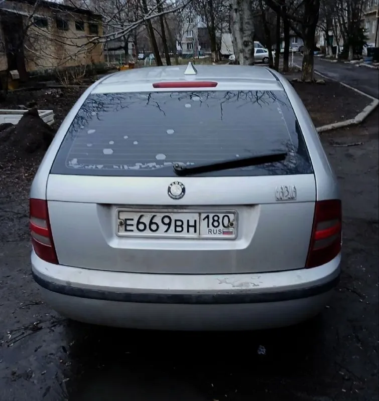 🔺 skoda fabia 🔺 автомобиль 2002 года выпуска. кузов в хорошем состоянии — всё видно на фотографиях, салон опрятный. по технической части все хорошо — заводится хорошо, автомобиль не дымит, двигатель работает ровно, передачи переключаются плавно, едет мягко — одно удовольствие. присутствует два небольших недостатка (некритично треснуто лобовое стекло, немного воет гофра на глушителе), но, я думаю, цена ниже рынка сглаживает все недостатки. машина полностью обслужена и ждёт своего нового владельца! в подарок два комплекта колес (зима новая, штампы || лето новая, титаны) ❗️цена просто подарок: 285.000₽, без торга. осмотр в городе макеевка. за всеми подробностями, дополнительными фото и видео обращаться в лс или по номеру телефона +7(949)9824219 📲 tg: @eho0t 📞 звоните: +7(949)9824219 - фотография - 6