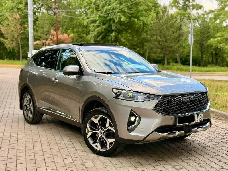 Продаю haval f7 2021 года 2.0 турбо полный привод 4х4 самая максимальная и богатая комплектация в ней есть все!! панорама крыша мульти руль климат контроль, датчики света, датчики дождя, кнопка старт стоп, беспроводная зарядка, подогрев сидений всех, подогрев зеркал, подогрев лобового, подогрев заднего, камеры 360, пактроники 360, и очень много чего другого долго перечислять! машина в новом состоянии вложений не требует масла фильтра заменены около 100км назад автомобиль заклеен броне пленкой все зоны риска. под ручками, капот крыша, зеркала, крылья, двери. я хозяин по документам собственник новая летняя резина. кому нужен действительно хороший автомобиль звоните!! +7949 537 04 18 цена 2 000 000 руб. писать звонить в любое время. город донецк. телеграмм привязан - фотография - 1