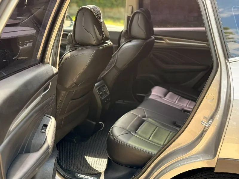 Продаю haval f7 2021 года 2.0 турбо полный привод 4х4 самая максимальная и богатая комплектация в ней есть все!! панорама крыша мульти руль климат контроль, датчики света, датчики дождя, кнопка старт стоп, беспроводная зарядка, подогрев сидений всех, подогрев зеркал, подогрев лобового, подогрев заднего, камеры 360, пактроники 360, и очень много чего другого долго перечислять! машина в новом состоянии вложений не требует масла фильтра заменены около 100км назад автомобиль заклеен броне пленкой все зоны риска. под ручками, капот крыша, зеркала, крылья, двери. я хозяин по документам собственник новая летняя резина. кому нужен действительно хороший автомобиль звоните!! +7949 537 04 18 цена 2 000 000 руб. писать звонить в любое время. город донецк. телеграмм привязан - фотография - 9