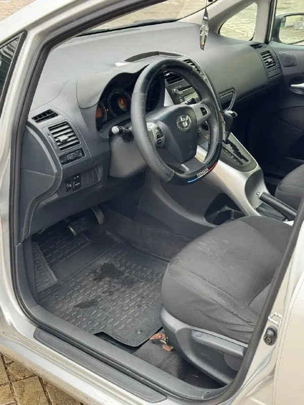 Toyota auris 1.6 автомат цена 750💰тыс. руб торг минимальный после осмотра авто. (кредит, обмен) 2010 год выпуска, состояние для своих лет отличное. пробег 279 тысячи, родной. по электрике все работает, никуда лезть не надо. по двигателю нареканий нет, масло не берет, не дымит, не троит. коробка работает как с завода, без пинков, буксов и тд. и еще не мало важно коробка автомат стоит завод не переделка с робота, как это многие делают!!! делать ничего по машине не надо, сел и поехал. переоформление в мрэо без проблем, с моим присутствием. г. макеевка, связь +79493219323 +79494094295 📞 🇷🇺 звоните: +79493219323 - фотография - 7