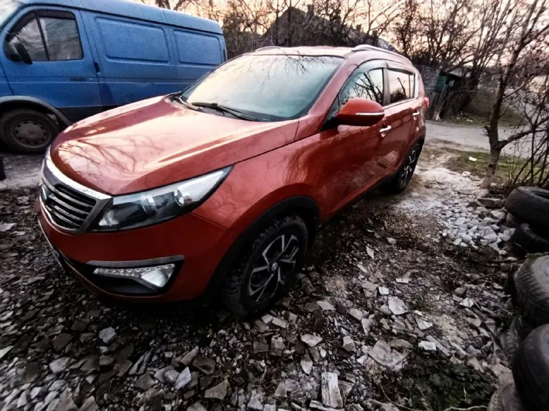 Донецк, продам свой kia sportage 2011 г. В. , во владении больше года, пробег 133000, двс без задиров проверяли, ежедневно на ходу, резина лето в комплекте, по лкп есть моменты поэтому цена 890000, номера в подарок. +79495099999 - фотография - 2