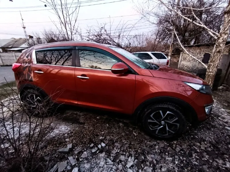 Донецк, продам свой kia sportage 2011 г. В. , во владении больше года, пробег 133000, двс без задиров проверяли, ежедневно на ходу, резина лето в комплекте, по лкп есть моменты поэтому цена 890000, номера в подарок. +79495099999 - фотография - 3