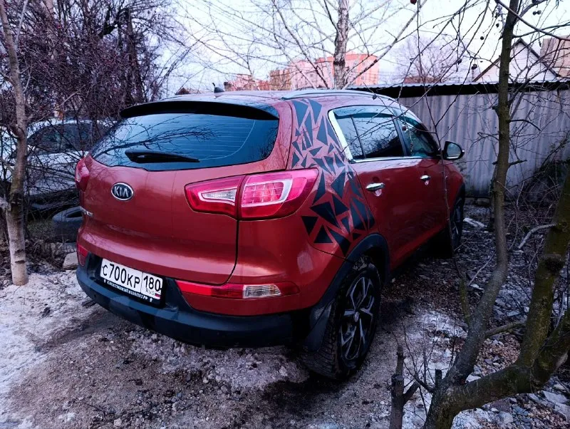 Донецк, продам свой kia sportage 2011 г. В. , во владении больше года, пробег 133000, двс без задиров проверяли, ежедневно на ходу, резина лето в комплекте, по лкп есть моменты поэтому цена 890000, номера в подарок. +79495099999 - фотография - 4