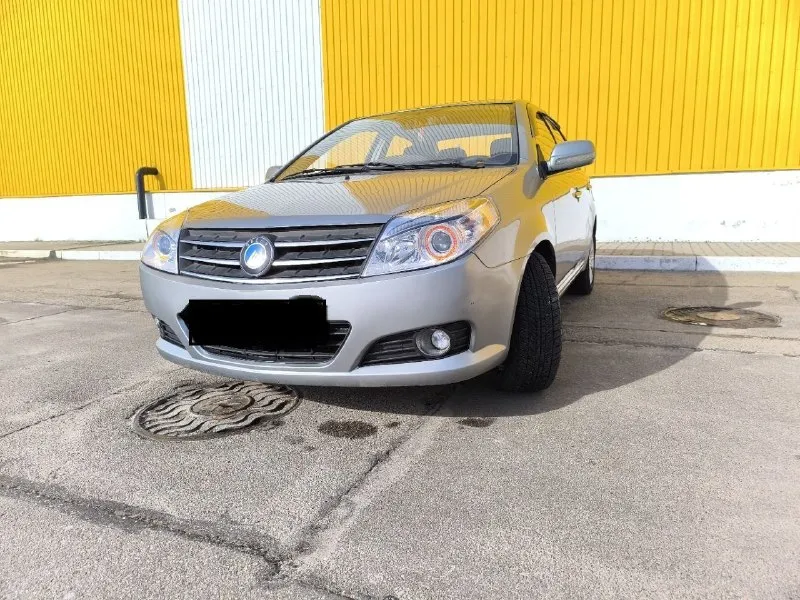Продам geely mk 2011 года. автомобиль в хорошем состоянии для своего года, использовался аккуратно, в одной семье, 2 записи в птс. - пробег 93000 - двигатель работает ровно, не дымит, не троит, масло от замены до замены; - коробка переключает четко, без вопросов; - ходовая без посторонних стуков, сбита, обслужена; - 2 комплекта колес ( лето и зима на литых дисках); - мультимедиа (андроид) - хороший свет ( новые фары, led-лампы везде. старые фары могу подарить) - кузов, пороги, стаканы без гнили. любые проверки на сто за ваш счет. кузов выглядит достойно, без серьёзных дтп. присутствуют небольшие возрастные следы эксплуатации. салон чистый и ухоженный. машина полностью обслужена, вложений не требует — сел и поехал. отличный экономичный вариант для города или как первый автомобиль. 💰цена 440 000 рублей. небольшой торг у капота. вопросы по телефону +79900078624 - фотография - 1