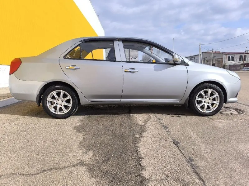 Продам geely mk 2011 года. автомобиль в хорошем состоянии для своего года, использовался аккуратно, в одной семье, 2 записи в птс. - пробег 93000 - двигатель работает ровно, не дымит, не троит, масло от замены до замены; - коробка переключает четко, без вопросов; - ходовая без посторонних стуков, сбита, обслужена; - 2 комплекта колес ( лето и зима на литых дисках); - мультимедиа (андроид) - хороший свет ( новые фары, led-лампы везде. старые фары могу подарить) - кузов, пороги, стаканы без гнили. любые проверки на сто за ваш счет. кузов выглядит достойно, без серьёзных дтп. присутствуют небольшие возрастные следы эксплуатации. салон чистый и ухоженный. машина полностью обслужена, вложений не требует — сел и поехал. отличный экономичный вариант для города или как первый автомобиль. 💰цена 440 000 рублей. небольшой торг у капота. вопросы по телефону +79900078624 - фотография - 3