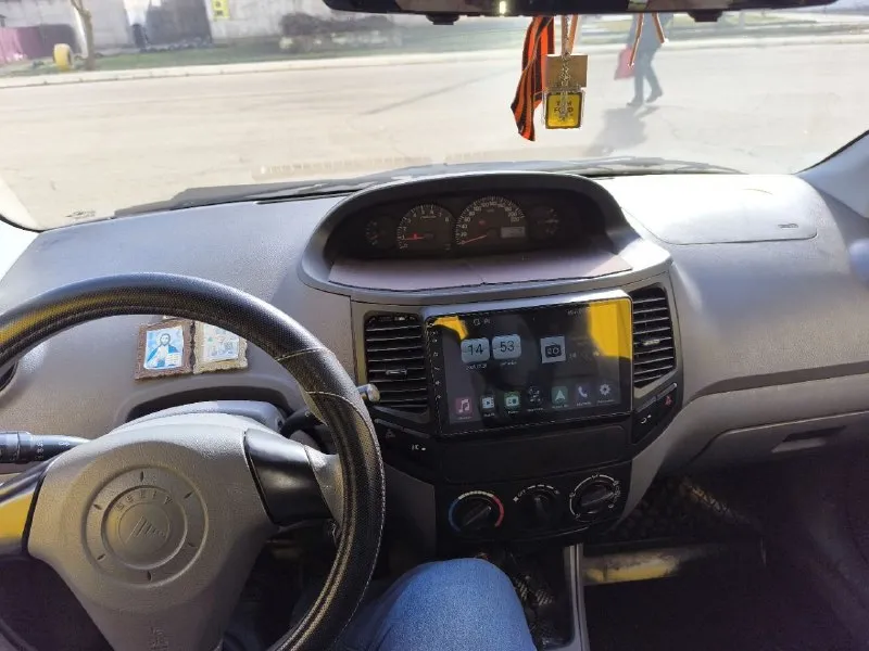Продам geely mk 2011 года. автомобиль в хорошем состоянии для своего года, использовался аккуратно, в одной семье, 2 записи в птс. - пробег 93000 - двигатель работает ровно, не дымит, не троит, масло от замены до замены; - коробка переключает четко, без вопросов; - ходовая без посторонних стуков, сбита, обслужена; - 2 комплекта колес ( лето и зима на литых дисках); - мультимедиа (андроид) - хороший свет ( новые фары, led-лампы везде. старые фары могу подарить) - кузов, пороги, стаканы без гнили. любые проверки на сто за ваш счет. кузов выглядит достойно, без серьёзных дтп. присутствуют небольшие возрастные следы эксплуатации. салон чистый и ухоженный. машина полностью обслужена, вложений не требует — сел и поехал. отличный экономичный вариант для города или как первый автомобиль. 💰цена 440 000 рублей. небольшой торг у капота. вопросы по телефону +79900078624 - фотография - 4