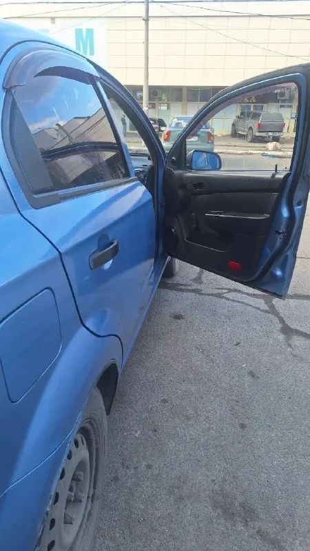 Продам chevrolet aveo t250 1.5 2007года осенью был поварен и по крашенный сделан капремонт двигателя. стоит 2din магнитола и усилитель. машина каждый день на ходу. месяц назад была замена генератора. стоит сигнализация с автозапуском. два комплекта ключей. я собственник второй хозяин покупая я ее ещё в 2013году. цену вижу 450т торг. номер для связи +7(949)3761095 а также за этим номером телеграмм и макс 📲 tg: сергей 📞 звоните: +7(949)3761095 - фотография - 3