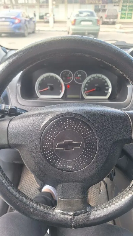 Продам chevrolet aveo t250 1.5 2007года осенью был поварен и по крашенный сделан капремонт двигателя. стоит 2din магнитола и усилитель. машина каждый день на ходу. месяц назад была замена генератора. стоит сигнализация с автозапуском. два комплекта ключей. я собственник второй хозяин покупая я ее ещё в 2013году. цену вижу 450т торг. номер для связи +7(949)3761095 а также за этим номером телеграмм и макс 📲 tg: сергей 📞 звоните: +7(949)3761095 - фотография - 4