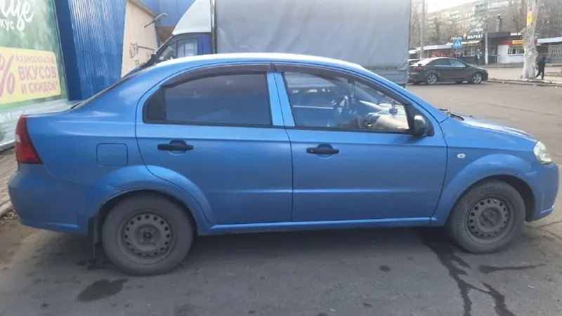Продам chevrolet aveo t250 1.5 2007года осенью был поварен и по крашенный сделан капремонт двигателя. стоит 2din магнитола и усилитель. машина каждый день на ходу. месяц назад была замена генератора. стоит сигнализация с автозапуском. два комплекта ключей. я собственник второй хозяин покупая я ее ещё в 2013году. цену вижу 450т торг. номер для связи +7(949)3761095 а также за этим номером телеграмм и макс 📲 tg: сергей 📞 звоните: +7(949)3761095 - фотография - 5
