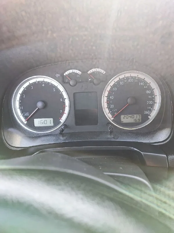 Продам volkswagen bora, 2002 года. машина для своего возраста в достойнейшем состоянии. пробег 204 000 км, неубиваемый двигатель 2.0 azj, считайте только прошёл обкатку. масло не расходует от слова совсем. кпп 5 ступка, работает без нареканий. ходовая часть на 5+, мячик. стоит газ ( не зарегистрирован ). по комплектации: климат контроль, стеклоподъёмники, центральный замок, сетка для собак разделяющая салон и багажник. из последнего: заменена катушка, броне провода и поменяно масло. в авто вкладывать ничего не нужно, садишься и едешь. я собственник по документам, авто моё. если нужно моё присутствие в мрэо, без проблем. проверки на любом сто за ваш счёт приветствуются. причина продажи: два авто в семье, больше не требуется. осмотр г. харцызск. цена 550 000 р. , торг при виде денег. +7 949 098-15-75 📞 звоните: +7(949)0981575 - фотография - 6