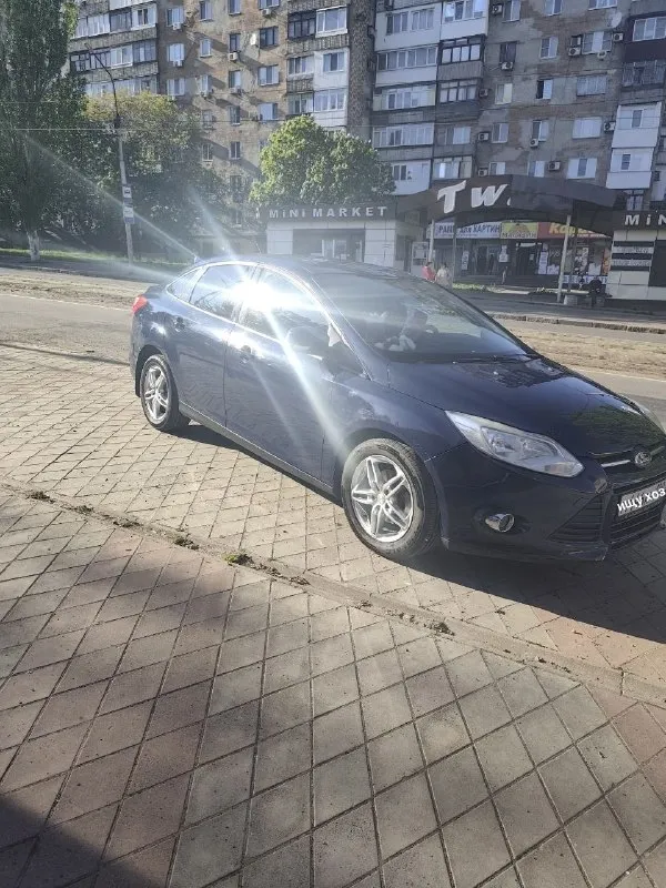 Отдам в хорошие руки свой авто ford фокус 3, октябрь 2014г. , цвет эксклюзивный laser blue, синий хамелеон. владею 3 года. детально: 1,6л, ат, пробег 171 тыс (куплена при пробеге 135тыс). птс оригинал, 1 хозяин. машинка исправно и чётко служит все года. масло (фирменное, исключено форд) менялось каждые 7 тысяч км, масло в коробке 4 тыс. км назад. за время владения поменяно все, что было только можно, а также необходимо, чтоб привести машину к практически идеальному техническому состоянию, машина мне нужна каждый день: комплект сцепления оригинал, различные патрубки, рычаги, комплект грм, и много много всего, плановые замены не расписываю. про машину знаю, от и до!!! как про живого человека. езжу на ней каждый день. из плюшек: датчик дождя, света, полноценный двухзонный климат, подогрев сидений, голосовое управление с руля, и многое многое другое. технически машина в идеале, родословная: приобреталась у хозяев в ростовской области прямо с дома. из единственного минуса есть 📞 звоните: +7(949)4042488 - фотография - 1