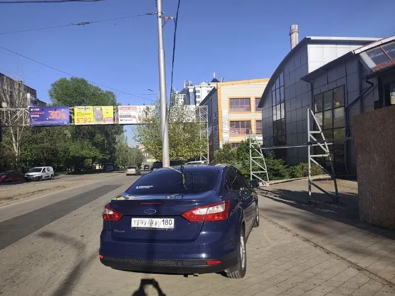 Отдам в хорошие руки свой авто ford фокус 3, октябрь 2014г. , цвет эксклюзивный laser blue, синий хамелеон. владею 3 года. детально: 1,6л, ат, пробег 171 тыс (куплена при пробеге 135тыс). птс оригинал, 1 хозяин. машинка исправно и чётко служит все года. масло (фирменное, исключено форд) менялось каждые 7 тысяч км, масло в коробке 4 тыс. км назад. за время владения поменяно все, что было только можно, а также необходимо, чтоб привести машину к практически идеальному техническому состоянию, машина мне нужна каждый день: комплект сцепления оригинал, различные патрубки, рычаги, комплект грм, и много много всего, плановые замены не расписываю. про машину знаю, от и до!!! как про живого человека. езжу на ней каждый день. из плюшек: датчик дождя, света, полноценный двухзонный климат, подогрев сидений, голосовое управление с руля, и многое многое другое. технически машина в идеале, родословная: приобреталась у хозяев в ростовской области прямо с дома. из единственного минуса есть 📞 звоните: +7(949)4042488 - фотография - 2