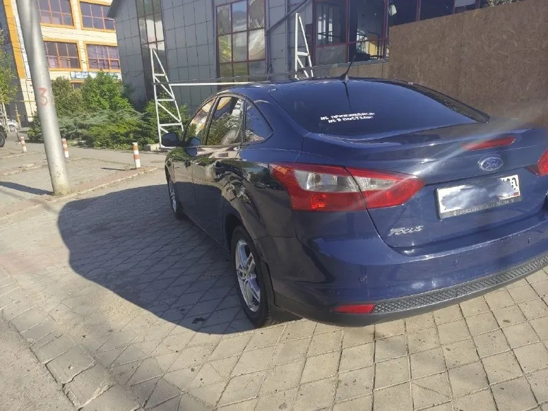 Отдам в хорошие руки свой авто ford фокус 3, октябрь 2014г. , цвет эксклюзивный laser blue, синий хамелеон. владею 3 года. детально: 1,6л, ат, пробег 171 тыс (куплена при пробеге 135тыс). птс оригинал, 1 хозяин. машинка исправно и чётко служит все года. масло (фирменное, исключено форд) менялось каждые 7 тысяч км, масло в коробке 4 тыс. км назад. за время владения поменяно все, что было только можно, а также необходимо, чтоб привести машину к практически идеальному техническому состоянию, машина мне нужна каждый день: комплект сцепления оригинал, различные патрубки, рычаги, комплект грм, и много много всего, плановые замены не расписываю. про машину знаю, от и до!!! как про живого человека. езжу на ней каждый день. из плюшек: датчик дождя, света, полноценный двухзонный климат, подогрев сидений, голосовое управление с руля, и многое многое другое. технически машина в идеале, родословная: приобреталась у хозяев в ростовской области прямо с дома. из единственного минуса есть 📞 звоните: +7(949)4042488 - фотография - 5