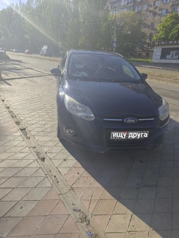 Отдам в хорошие руки свой авто ford фокус 3, октябрь 2014г. , цвет эксклюзивный laser blue, синий хамелеон. владею 3 года. детально: 1,6л, ат, пробег 171 тыс (куплена при пробеге 135тыс). птс оригинал, 1 хозяин. машинка исправно и чётко служит все года. масло (фирменное, исключено форд) менялось каждые 7 тысяч км, масло в коробке 4 тыс. км назад. за время владения поменяно все, что было только можно, а также необходимо, чтоб привести машину к практически идеальному техническому состоянию, машина мне нужна каждый день: комплект сцепления оригинал, различные патрубки, рычаги, комплект грм, и много много всего, плановые замены не расписываю. про машину знаю, от и до!!! как про живого человека. езжу на ней каждый день. из плюшек: датчик дождя, света, полноценный двухзонный климат, подогрев сидений, голосовое управление с руля, и многое многое другое. технически машина в идеале, родословная: приобреталась у хозяев в ростовской области прямо с дома. из единственного минуса есть 📞 звоните: +7(949)4042488 - фотография - 6