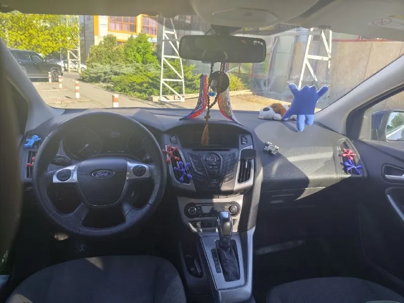 Отдам в хорошие руки свой авто ford фокус 3, октябрь 2014г. , цвет эксклюзивный laser blue, синий хамелеон. владею 3 года. детально: 1,6л, ат, пробег 171 тыс (куплена при пробеге 135тыс). птс оригинал, 1 хозяин. машинка исправно и чётко служит все года. масло (фирменное, исключено форд) менялось каждые 7 тысяч км, масло в коробке 4 тыс. км назад. за время владения поменяно все, что было только можно, а также необходимо, чтоб привести машину к практически идеальному техническому состоянию, машина мне нужна каждый день: комплект сцепления оригинал, различные патрубки, рычаги, комплект грм, и много много всего, плановые замены не расписываю. про машину знаю, от и до!!! как про живого человека. езжу на ней каждый день. из плюшек: датчик дождя, света, полноценный двухзонный климат, подогрев сидений, голосовое управление с руля, и многое многое другое. технически машина в идеале, родословная: приобреталась у хозяев в ростовской области прямо с дома. из единственного минуса есть 📞 звоните: +7(949)4042488 - фотография - 7