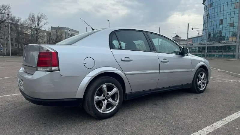 Opel vectra c (вектра) двигатель 1.8 год: 2004 тип кпп: механическая пробег: 177ткм дополнительная информация: автомобиль в отличном состоянии. самый надежный мотор без теплообменника. машина из крыма. без окрасов, в заводской краске, все стекла завод. фактически два собственника. по мотору все сухо, новый аккумулятор, климат, подогревы, регулировки, опрятный салон, пороги днище в отличном состоянии. подвеска отлично, ничего делать не нужно. гаражное хранение, реагентов не видел. два ключа, документы готовы для оформления. осмотр донецк, торг у капота цена: 540000 руб +79497710177 📞 звоните: +7(949)7710177 - фотография - 3