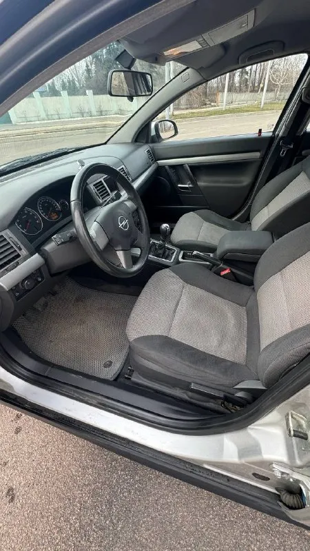 Opel vectra c (вектра) двигатель 1.8 год: 2004 тип кпп: механическая пробег: 177ткм дополнительная информация: автомобиль в отличном состоянии. самый надежный мотор без теплообменника. машина из крыма. без окрасов, в заводской краске, все стекла завод. фактически два собственника. по мотору все сухо, новый аккумулятор, климат, подогревы, регулировки, опрятный салон, пороги днище в отличном состоянии. подвеска отлично, ничего делать не нужно. гаражное хранение, реагентов не видел. два ключа, документы готовы для оформления. осмотр донецк, торг у капота цена: 540000 руб +79497710177 📞 звоните: +7(949)7710177 - фотография - 8