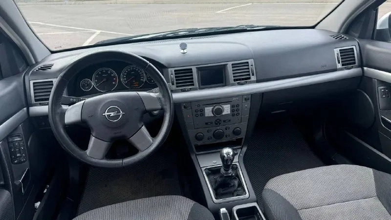 Opel vectra c (вектра) двигатель 1.8 год: 2004 тип кпп: механическая пробег: 177ткм дополнительная информация: автомобиль в отличном состоянии. самый надежный мотор без теплообменника. машина из крыма. без окрасов, в заводской краске, все стекла завод. фактически два собственника. по мотору все сухо, новый аккумулятор, климат, подогревы, регулировки, опрятный салон, пороги днище в отличном состоянии. подвеска отлично, ничего делать не нужно. гаражное хранение, реагентов не видел. два ключа, документы готовы для оформления. осмотр донецк, торг у капота цена: 540000 руб +79497710177 📞 звоните: +7(949)7710177 - фотография - 9
