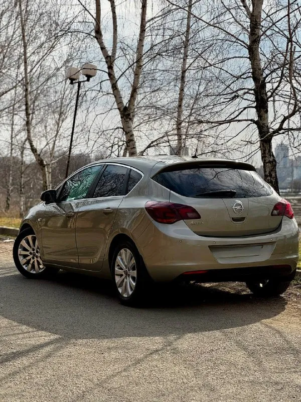 Opel astra j cosmo 1.6 at 2012 г. в авто в идеальном состоянии подтвержденный пробег 136 тыс. км салон как у нового авто!!! идеальная по надежности связка мотора и акпп!!! максимальная комплектация cosmo подогревы сидений/руля/зеркал/форсунок омывателя, заднего и лобового остекления двухзонный климат-контроль хорошая штатная музыка aux/bt серво/мульти руль круиз-контроль /лимитер задний парктроник помошник подъема в гору комбинированный салон кожа/ткань штатная амбиентная подсветка два ключа по авто сделано очень большое то, машина готова к долгой эксплуатации без вложений цена 785 т. рублей торг у капота звоните +79495082418 тг вотсап +79493811593 николай 📲 tg: @kloyastarlink 📞 звоните: +7(949)5082418 - фотография - 3