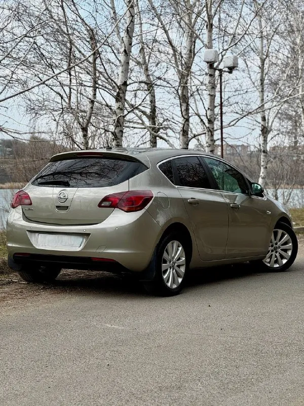 Opel astra j cosmo 1.6 at 2012 г. в авто в идеальном состоянии подтвержденный пробег 136 тыс. км салон как у нового авто!!! идеальная по надежности связка мотора и акпп!!! максимальная комплектация cosmo подогревы сидений/руля/зеркал/форсунок омывателя, заднего и лобового остекления двухзонный климат-контроль хорошая штатная музыка aux/bt серво/мульти руль круиз-контроль /лимитер задний парктроник помошник подъема в гору комбинированный салон кожа/ткань штатная амбиентная подсветка два ключа по авто сделано очень большое то, машина готова к долгой эксплуатации без вложений цена 785 т. рублей торг у капота звоните +79495082418 тг вотсап +79493811593 николай 📲 tg: @kloyastarlink 📞 звоните: +7(949)5082418 - фотография - 4