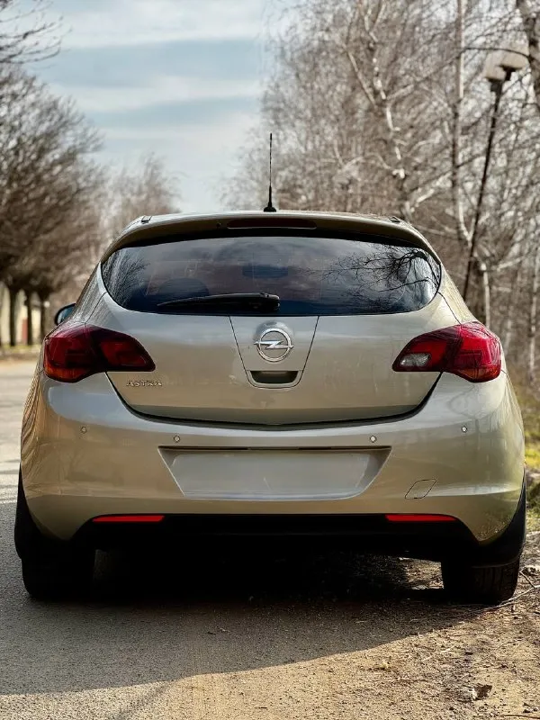 Opel astra j cosmo 1.6 at 2012 г. в авто в идеальном состоянии подтвержденный пробег 136 тыс. км салон как у нового авто!!! идеальная по надежности связка мотора и акпп!!! максимальная комплектация cosmo подогревы сидений/руля/зеркал/форсунок омывателя, заднего и лобового остекления двухзонный климат-контроль хорошая штатная музыка aux/bt серво/мульти руль круиз-контроль /лимитер задний парктроник помошник подъема в гору комбинированный салон кожа/ткань штатная амбиентная подсветка два ключа по авто сделано очень большое то, машина готова к долгой эксплуатации без вложений цена 785 т. рублей торг у капота звоните +79495082418 тг вотсап +79493811593 николай 📲 tg: @kloyastarlink 📞 звоните: +7(949)5082418 - фотография - 6