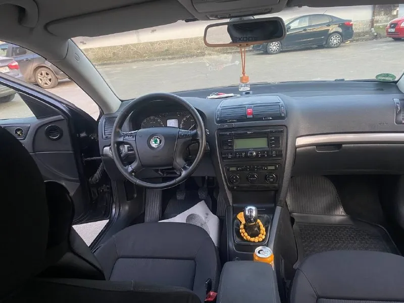 Skoda octavia a5 2004г. двигатель: 2.0 tdi 140л. с. мкпп 6ст. пригонялся в 2017г. с германии, с тех пор в одних руках. за машиной следили от а до я, передняя ходока в идеале, задняя в идеале, грм, помпа, масла поменяны 3000 км назад, коробка, турбина, двигатель работает отлично, двигатель заменён на контрактный 30000км назад, расход по городу 7л на 100км, для зимы обработана в 2024 году, гнили вздутий нет. отличное состояние для своих лет. -датчик света -датчик дождя -подгрев передних сидений -обогрев заднего стекла -обогрев зеркал заднего вида -климат контроль -круиз контроль -мульти руль -задний парктроник -линзы в фарах, электрорегулировка по высоте -противотуманные фары viper -автоматическое затемнение зеркала заднего вида -переднте, задние стеклоподъемники цена 840000р +79490585729 📞 звоните: +7(949)0585729 - фотография - 2