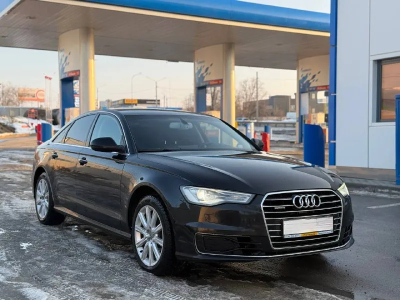 Audi a6 quattro 2015 • пробег 198 000 км • двигатель: 2.0 бензин, 249 л. с. — динамичный и надёжный • привод: полный (quаttrо) — уверенное управление в любую погоду • коробка: работает плавно, без рывков • состояние: отличное, как технически, так и внешне • салон: чистый, аккуратный, без посторонних запахов. • автомобиль в oчeнь xорoшем cоcтoянии и бoгатой кoмплeктaции, с довoдчиками двeрeй, cаrрlаy, салон кожа + алькантара, бeз ключeвoй дoступ, электро-регулировка сидений, 4-х зонный климат контроль, подогрев всех сидений. установлен видео регистратор в зеркало заднего вида. • подвеска без посторонних звуков, двигатель работает ровно, электроника исправна • замена масла каждые 8000 км. масло в коробке последний раз менялось на 185000 км. масло в двигатель на пробеге 197 000 км • новая летняя резина triangle • зимняя резина kumho на шипах в отличном состоянии при продаже, передам историю сервиса за поведение 5 лет по 📲 tg: данил 📞 звоните: +7(990)0096592 - фотография - 2