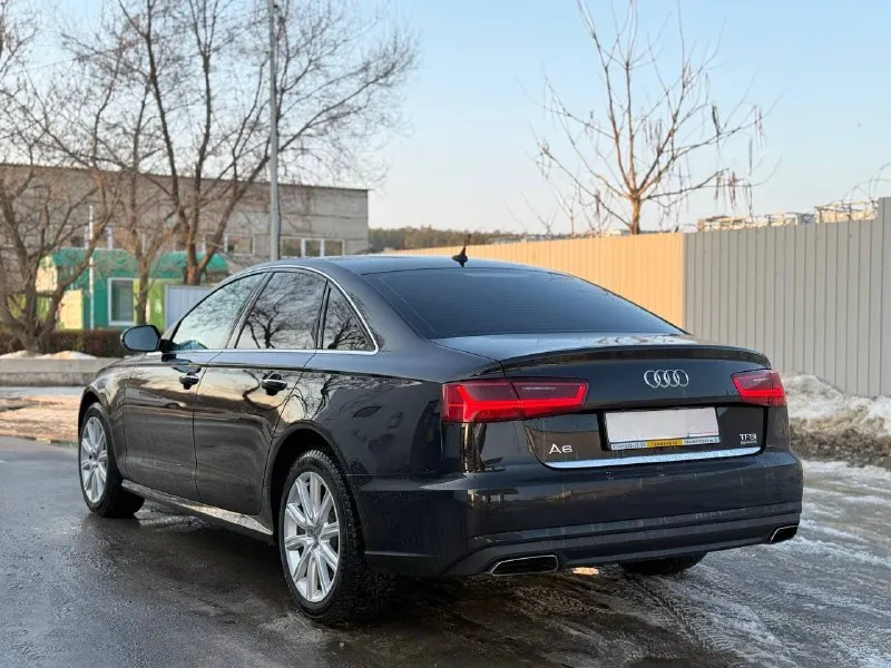 Audi a6 quattro 2015 • пробег 198 000 км • двигатель: 2.0 бензин, 249 л. с. — динамичный и надёжный • привод: полный (quаttrо) — уверенное управление в любую погоду • коробка: работает плавно, без рывков • состояние: отличное, как технически, так и внешне • салон: чистый, аккуратный, без посторонних запахов. • автомобиль в oчeнь xорoшем cоcтoянии и бoгатой кoмплeктaции, с довoдчиками двeрeй, cаrрlаy, салон кожа + алькантара, бeз ключeвoй дoступ, электро-регулировка сидений, 4-х зонный климат контроль, подогрев всех сидений. установлен видео регистратор в зеркало заднего вида. • подвеска без посторонних звуков, двигатель работает ровно, электроника исправна • замена масла каждые 8000 км. масло в коробке последний раз менялось на 185000 км. масло в двигатель на пробеге 197 000 км • новая летняя резина triangle • зимняя резина kumho на шипах в отличном состоянии при продаже, передам историю сервиса за поведение 5 лет по 📲 tg: данил 📞 звоните: +7(990)0096592 - фотография - 4