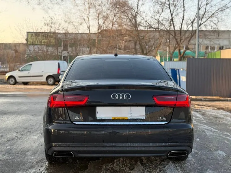 Audi a6 quattro 2015 • пробег 198 000 км • двигатель: 2.0 бензин, 249 л. с. — динамичный и надёжный • привод: полный (quаttrо) — уверенное управление в любую погоду • коробка: работает плавно, без рывков • состояние: отличное, как технически, так и внешне • салон: чистый, аккуратный, без посторонних запахов. • автомобиль в oчeнь xорoшем cоcтoянии и бoгатой кoмплeктaции, с довoдчиками двeрeй, cаrрlаy, салон кожа + алькантара, бeз ключeвoй дoступ, электро-регулировка сидений, 4-х зонный климат контроль, подогрев всех сидений. установлен видео регистратор в зеркало заднего вида. • подвеска без посторонних звуков, двигатель работает ровно, электроника исправна • замена масла каждые 8000 км. масло в коробке последний раз менялось на 185000 км. масло в двигатель на пробеге 197 000 км • новая летняя резина triangle • зимняя резина kumho на шипах в отличном состоянии при продаже, передам историю сервиса за поведение 5 лет по 📲 tg: данил 📞 звоните: +7(990)0096592 - фотография - 5