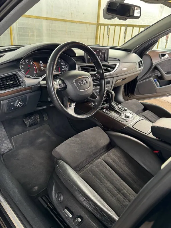 Audi a6 quattro 2015 • пробег 198 000 км • двигатель: 2.0 бензин, 249 л. с. — динамичный и надёжный • привод: полный (quаttrо) — уверенное управление в любую погоду • коробка: работает плавно, без рывков • состояние: отличное, как технически, так и внешне • салон: чистый, аккуратный, без посторонних запахов. • автомобиль в oчeнь xорoшем cоcтoянии и бoгатой кoмплeктaции, с довoдчиками двeрeй, cаrрlаy, салон кожа + алькантара, бeз ключeвoй дoступ, электро-регулировка сидений, 4-х зонный климат контроль, подогрев всех сидений. установлен видео регистратор в зеркало заднего вида. • подвеска без посторонних звуков, двигатель работает ровно, электроника исправна • замена масла каждые 8000 км. масло в коробке последний раз менялось на 185000 км. масло в двигатель на пробеге 197 000 км • новая летняя резина triangle • зимняя резина kumho на шипах в отличном состоянии при продаже, передам историю сервиса за поведение 5 лет по 📲 tg: данил 📞 звоните: +7(990)0096592 - фотография - 6
