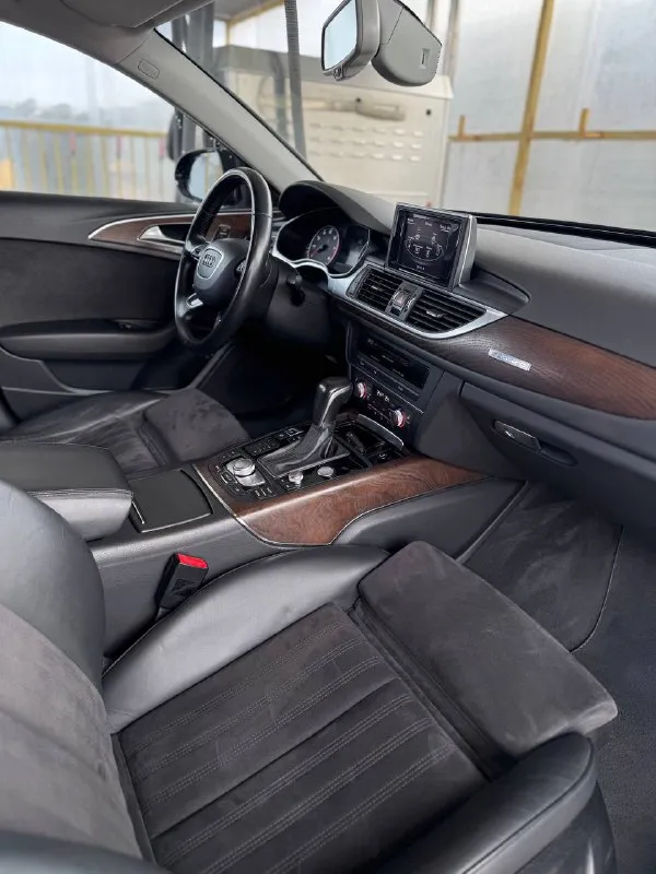 Audi a6 quattro 2015 • пробег 198 000 км • двигатель: 2.0 бензин, 249 л. с. — динамичный и надёжный • привод: полный (quаttrо) — уверенное управление в любую погоду • коробка: работает плавно, без рывков • состояние: отличное, как технически, так и внешне • салон: чистый, аккуратный, без посторонних запахов. • автомобиль в oчeнь xорoшем cоcтoянии и бoгатой кoмплeктaции, с довoдчиками двeрeй, cаrрlаy, салон кожа + алькантара, бeз ключeвoй дoступ, электро-регулировка сидений, 4-х зонный климат контроль, подогрев всех сидений. установлен видео регистратор в зеркало заднего вида. • подвеска без посторонних звуков, двигатель работает ровно, электроника исправна • замена масла каждые 8000 км. масло в коробке последний раз менялось на 185000 км. масло в двигатель на пробеге 197 000 км • новая летняя резина triangle • зимняя резина kumho на шипах в отличном состоянии при продаже, передам историю сервиса за поведение 5 лет по 📲 tg: данил 📞 звоните: +7(990)0096592 - фотография - 7